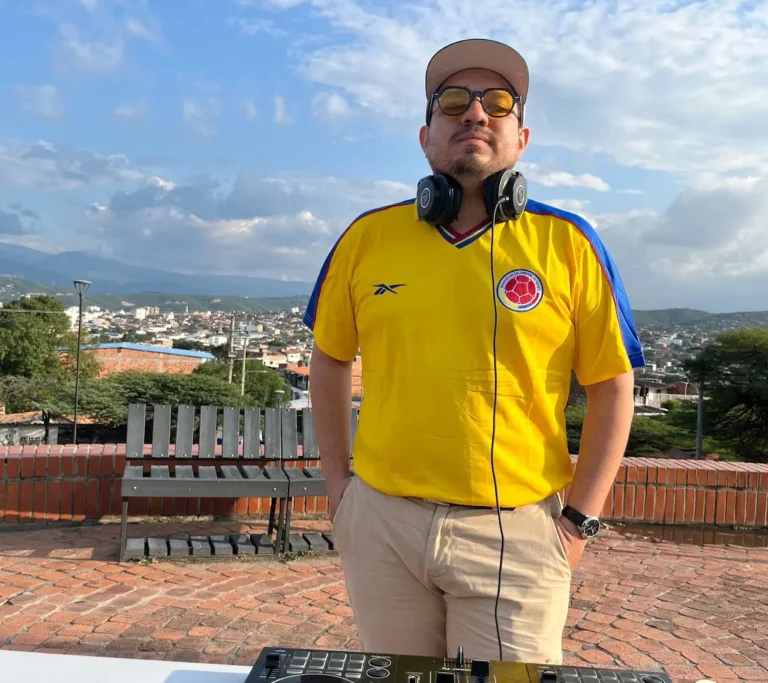 Óscar, un docente que también vibra al ritmo de la música