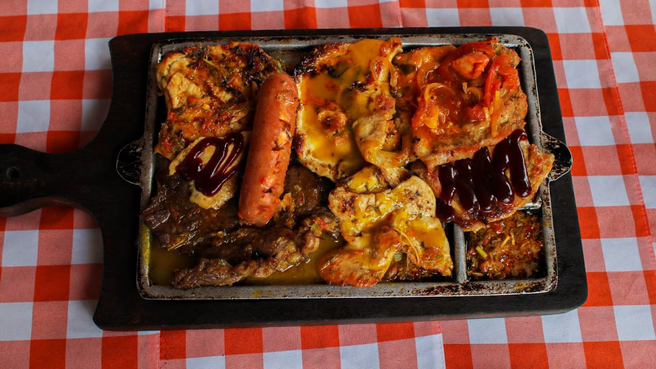 Parrilla mixta de carne del restaurante El Profe
